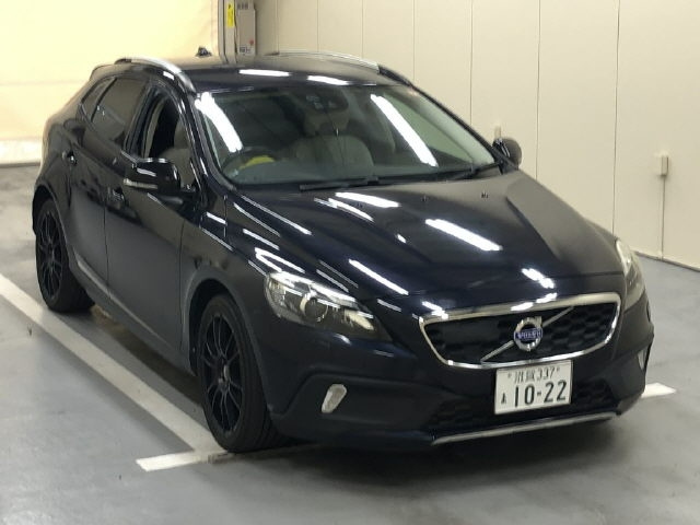 VOLVO V40 2016