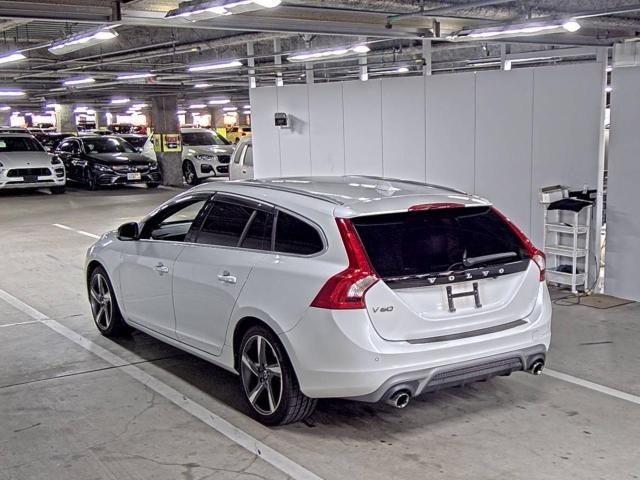 VOLVO V60 2015