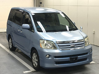 Toyota Noah 2005