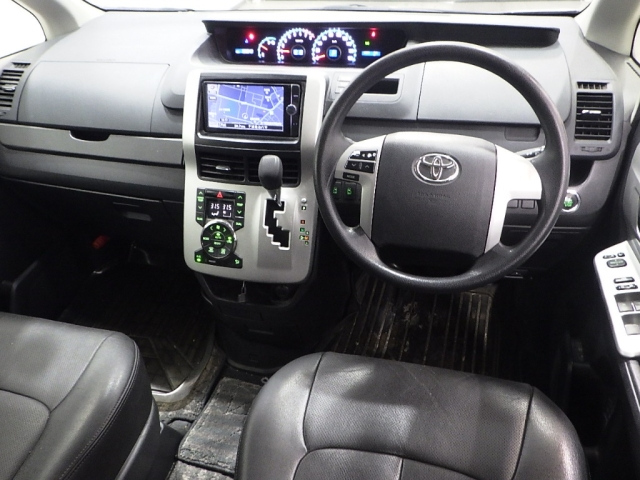 TOYOTA NOAH 2013