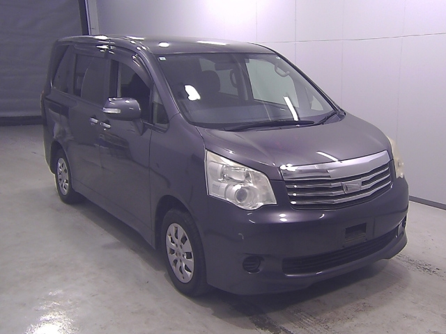 TOYOTA NOAH 2013