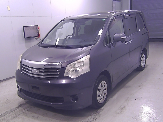 TOYOTA NOAH 2013