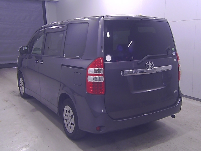 TOYOTA NOAH 2013