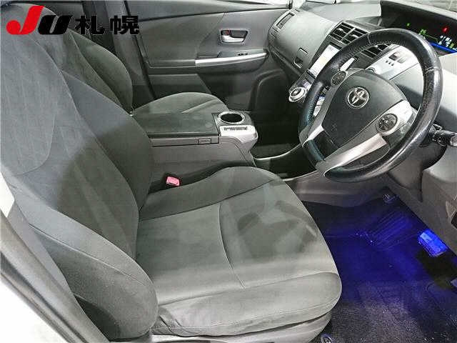 TOYOTA PRIUS ALPHA 2011