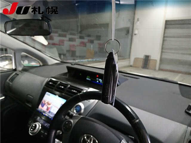 TOYOTA PRIUS ALPHA 2011