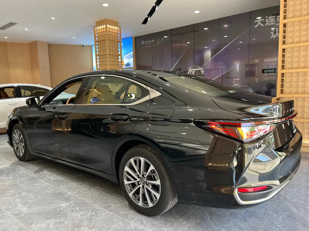 LEXUS ES 2025