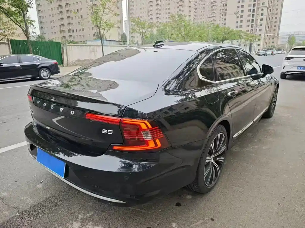 VOLVO S90 2023