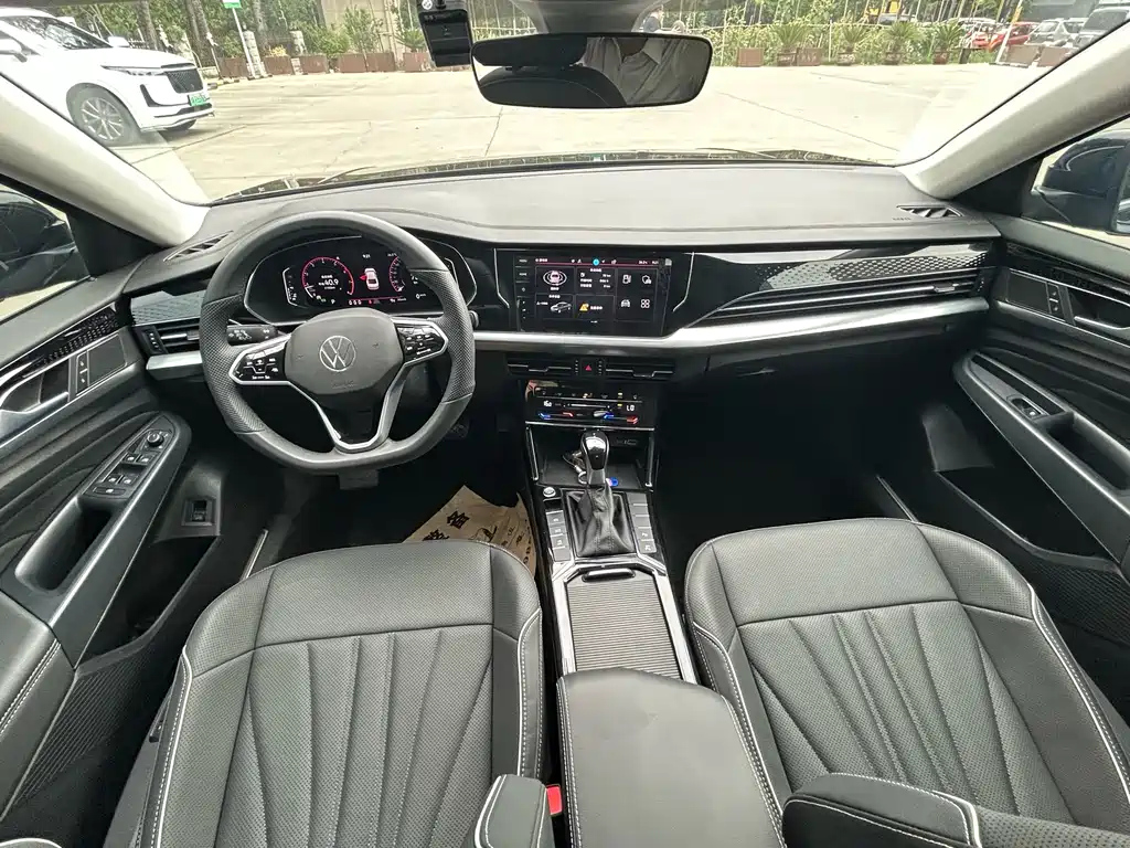 VOLKSWAGEN PASSAT 2024