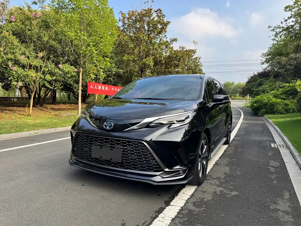 TOYOTA GRANVIA 2023