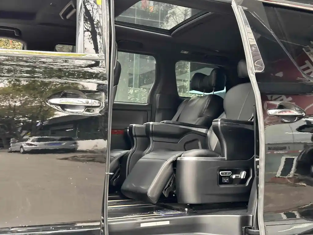 TOYOTA ALPHARD 2011