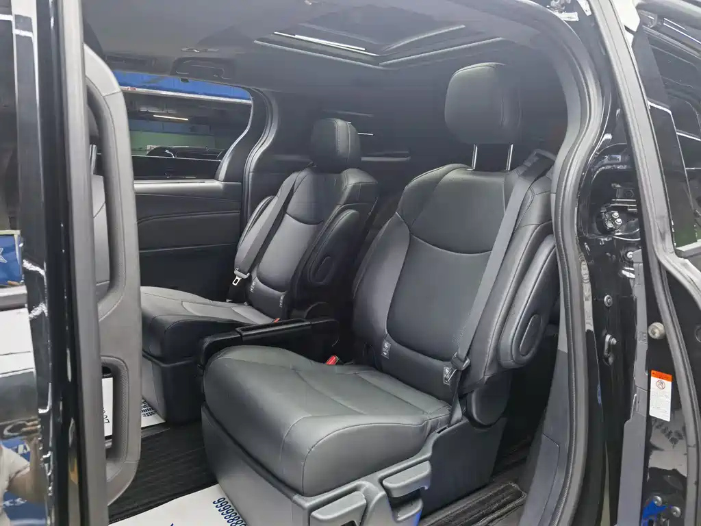 TOYOTA GRANVIA 2024