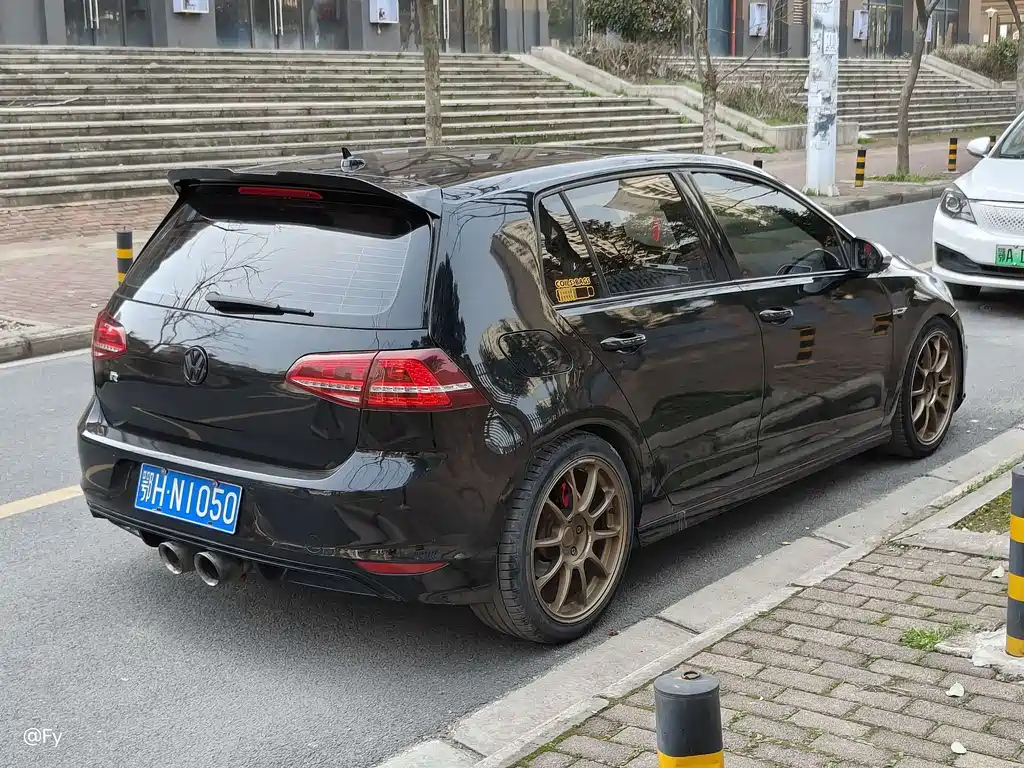 VOLKSWAGEN GOLF 2016