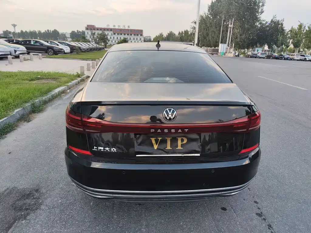 VOLKSWAGEN PASSAT 2024