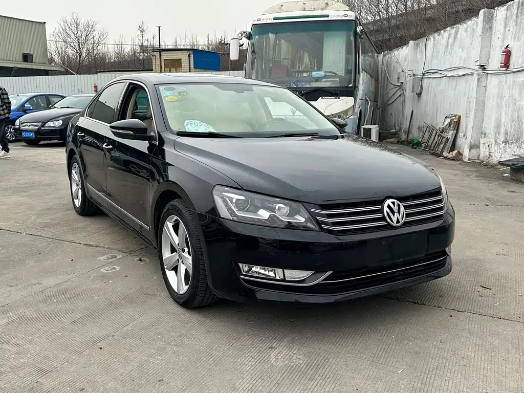 VOLKSWAGEN PASSAT 2011
