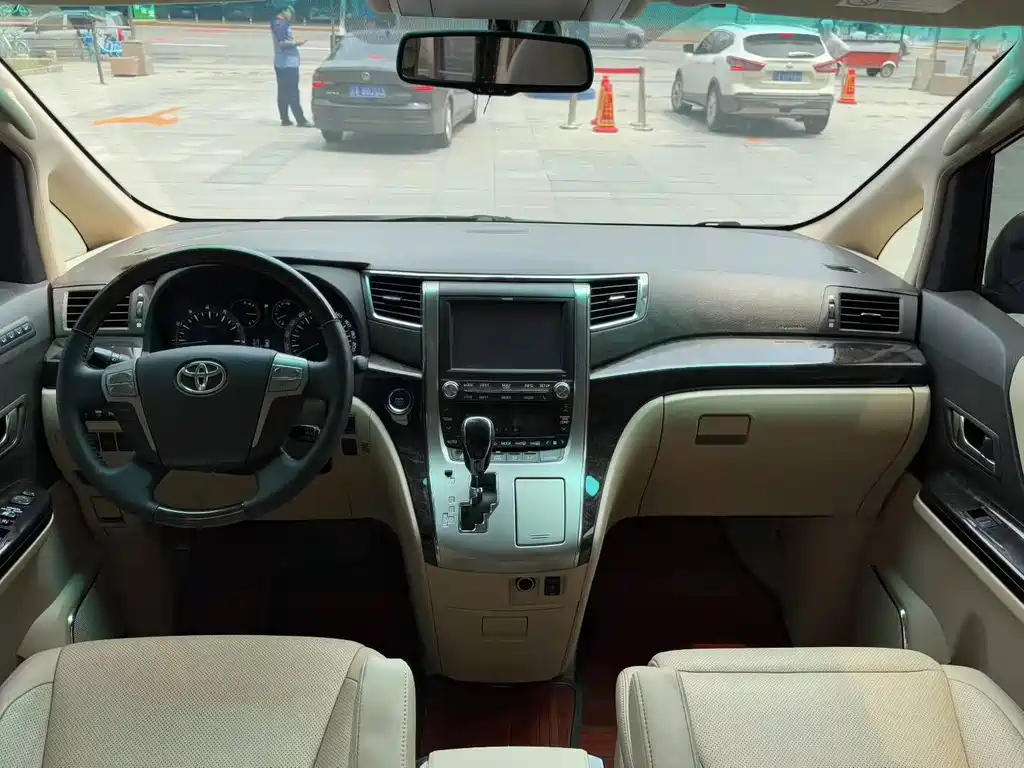 TOYOTA ALPHARD 2012