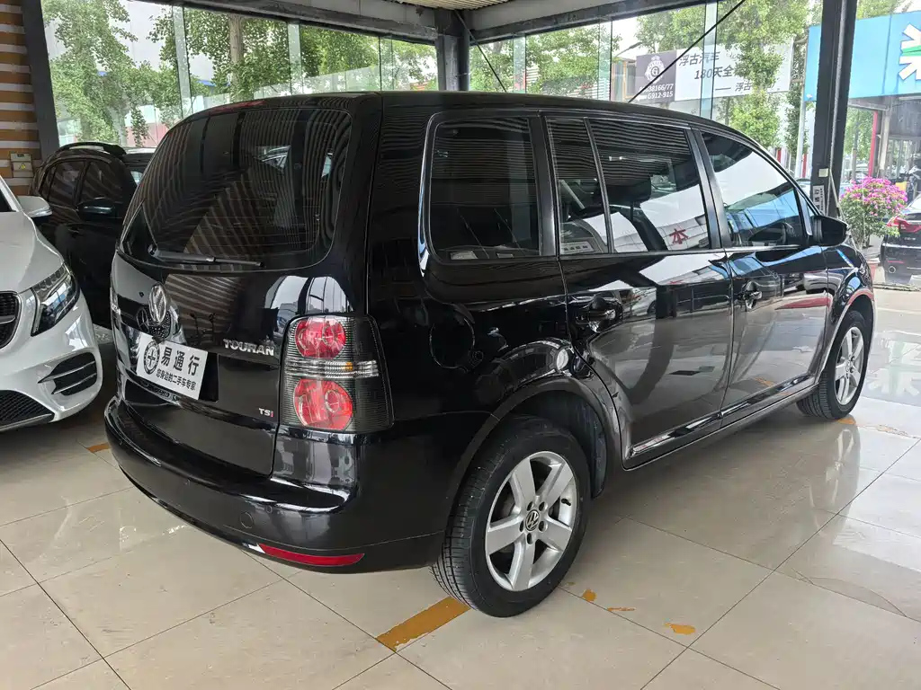VOLKSWAGEN TOURAN 2013
