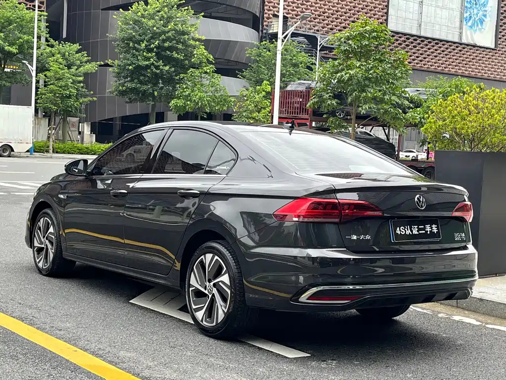 VOLKSWAGEN BORA 2023