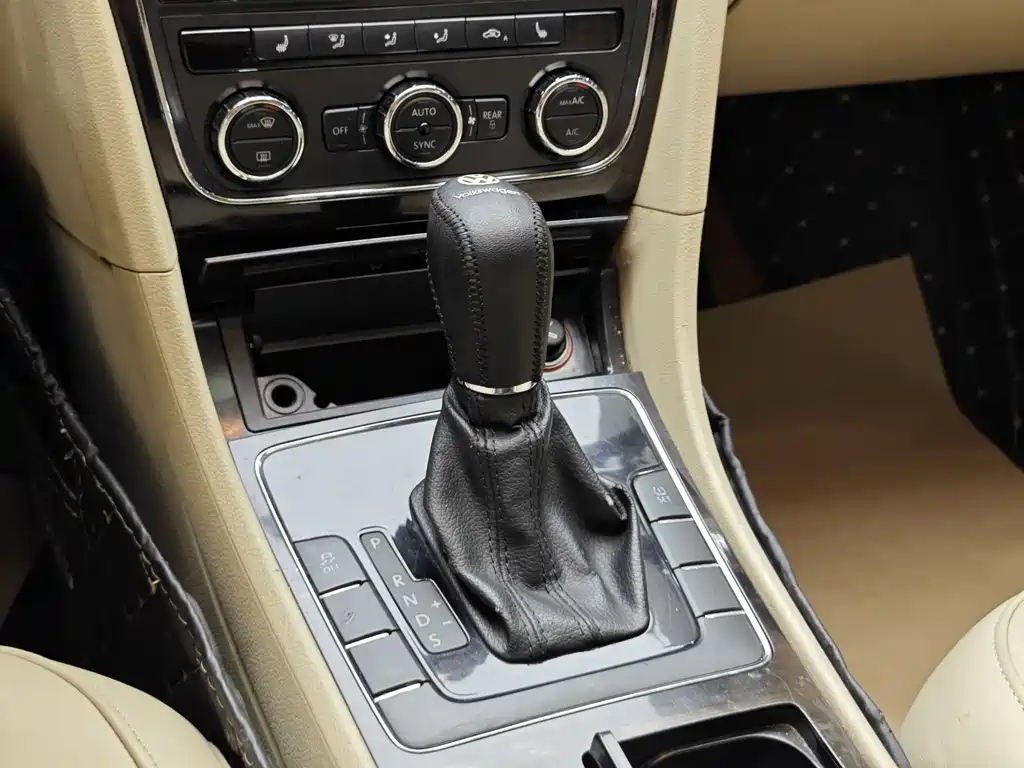 VOLKSWAGEN PASSAT 2015