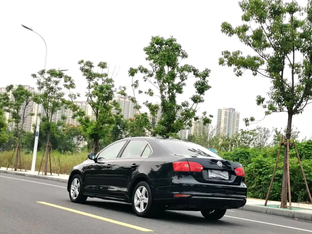 VOLKSWAGEN SAGITAR 2012
