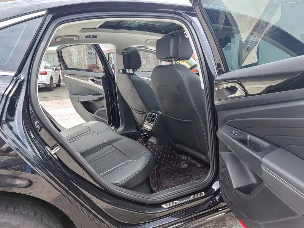 VOLKSWAGEN PASSAT 2024