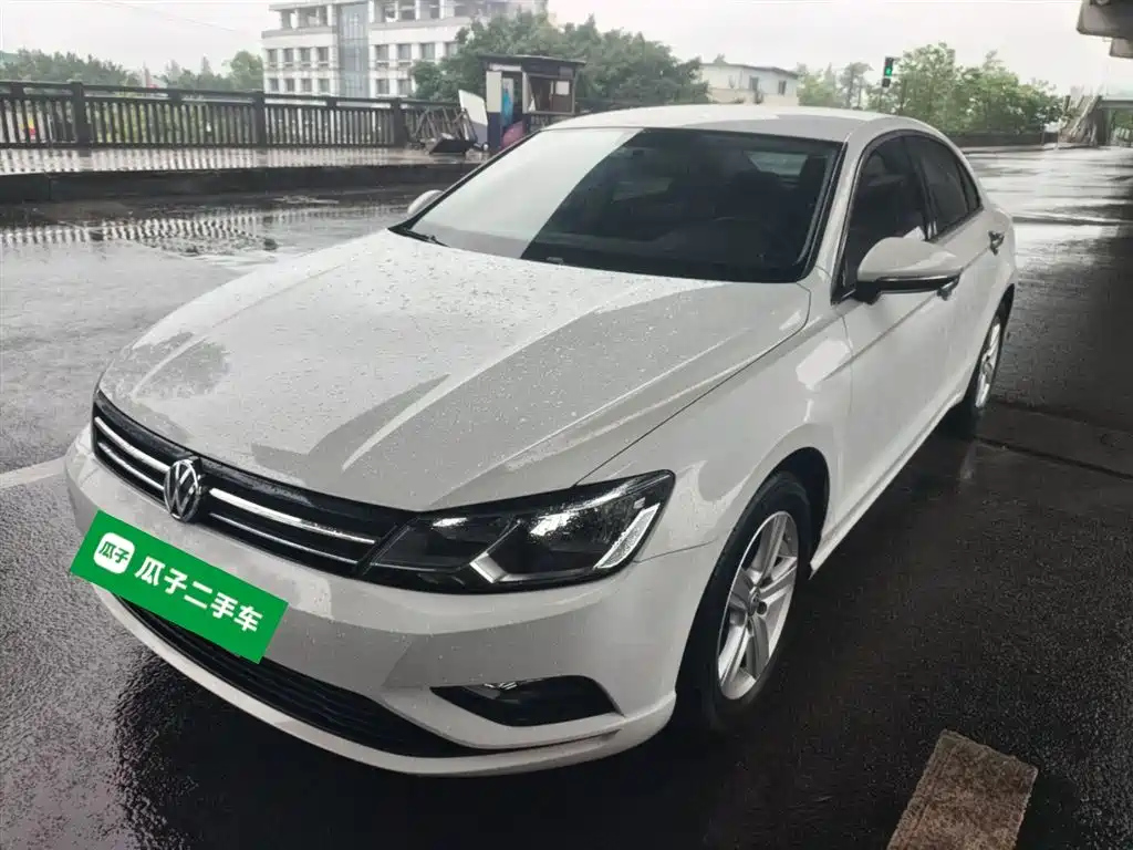 VOLKSWAGEN LAMANDO 2015