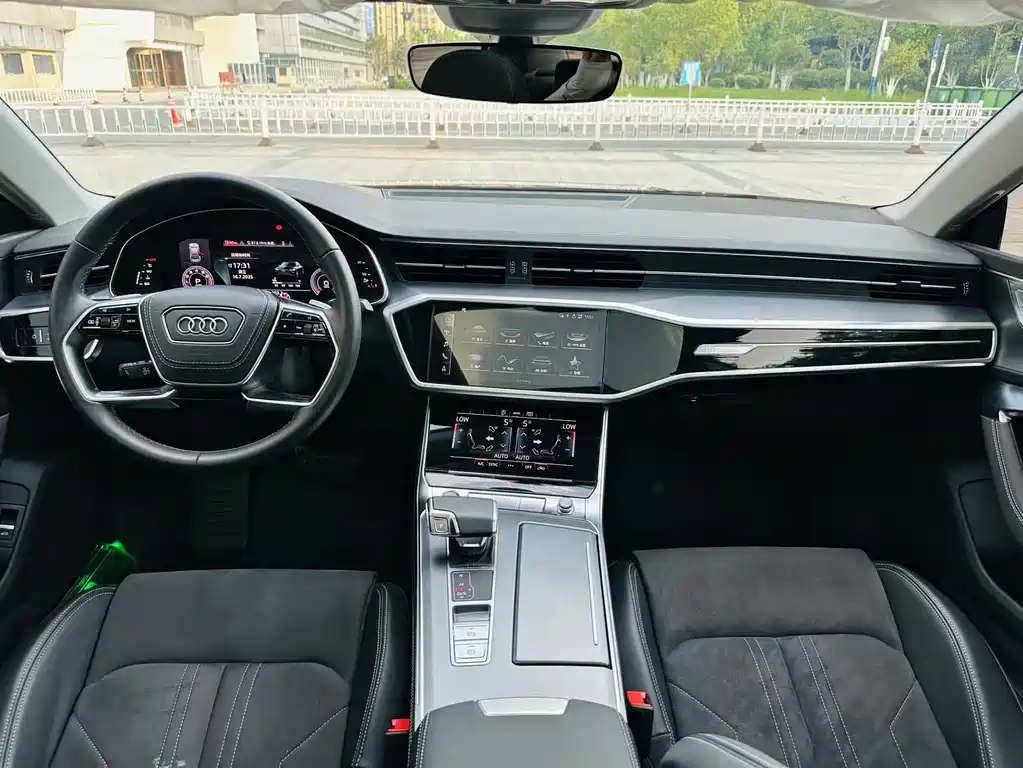 AUDI A7L 2025