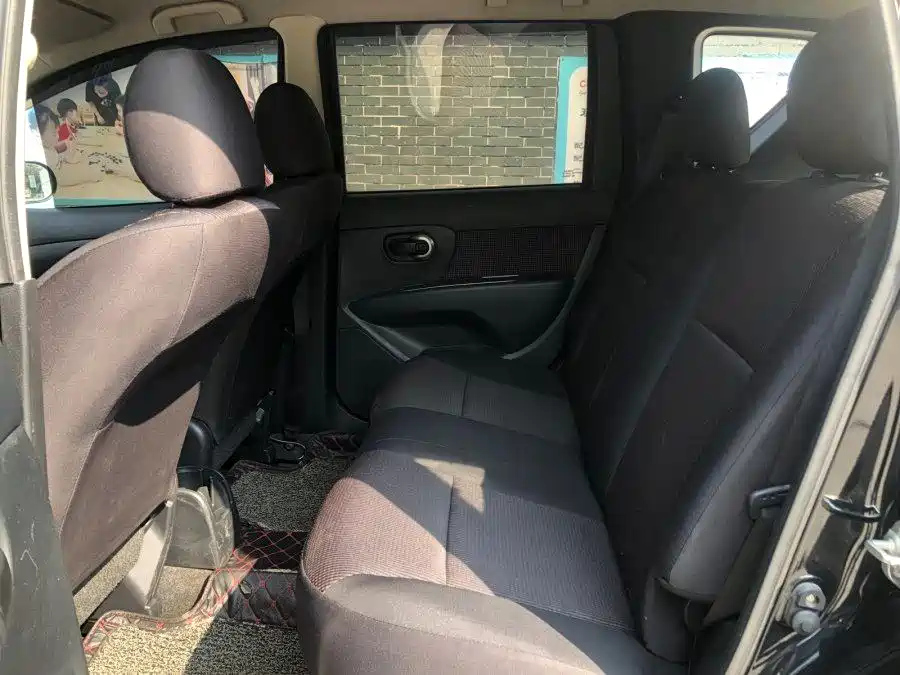 NISSAN LIVINA 2015
