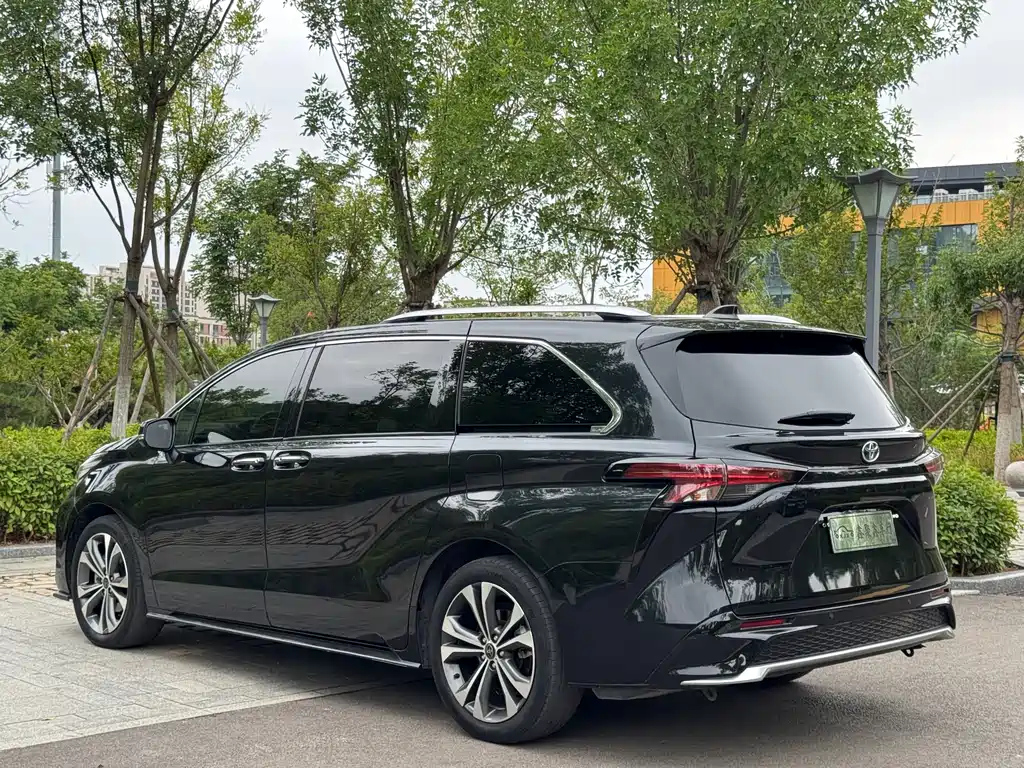 TOYOTA GRANVIA 2023