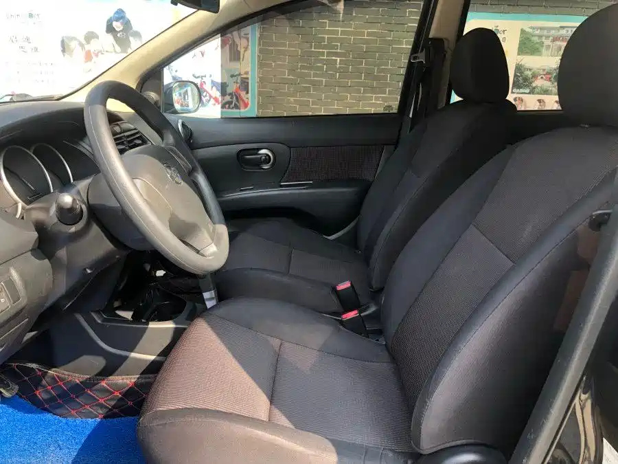 NISSAN LIVINA 2015