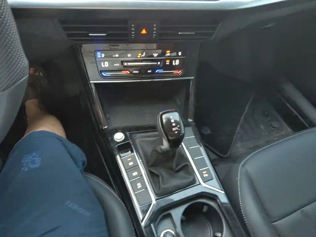 VOLKSWAGEN PASSAT 2024