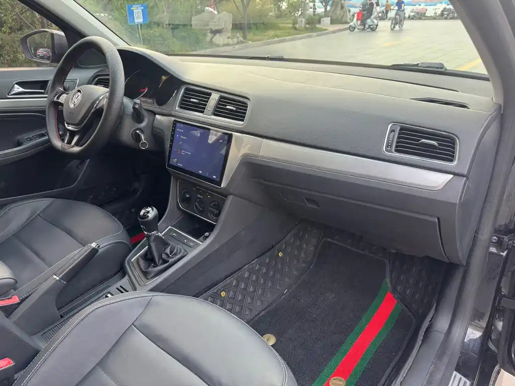 VOLKSWAGEN LAVIDA 2015