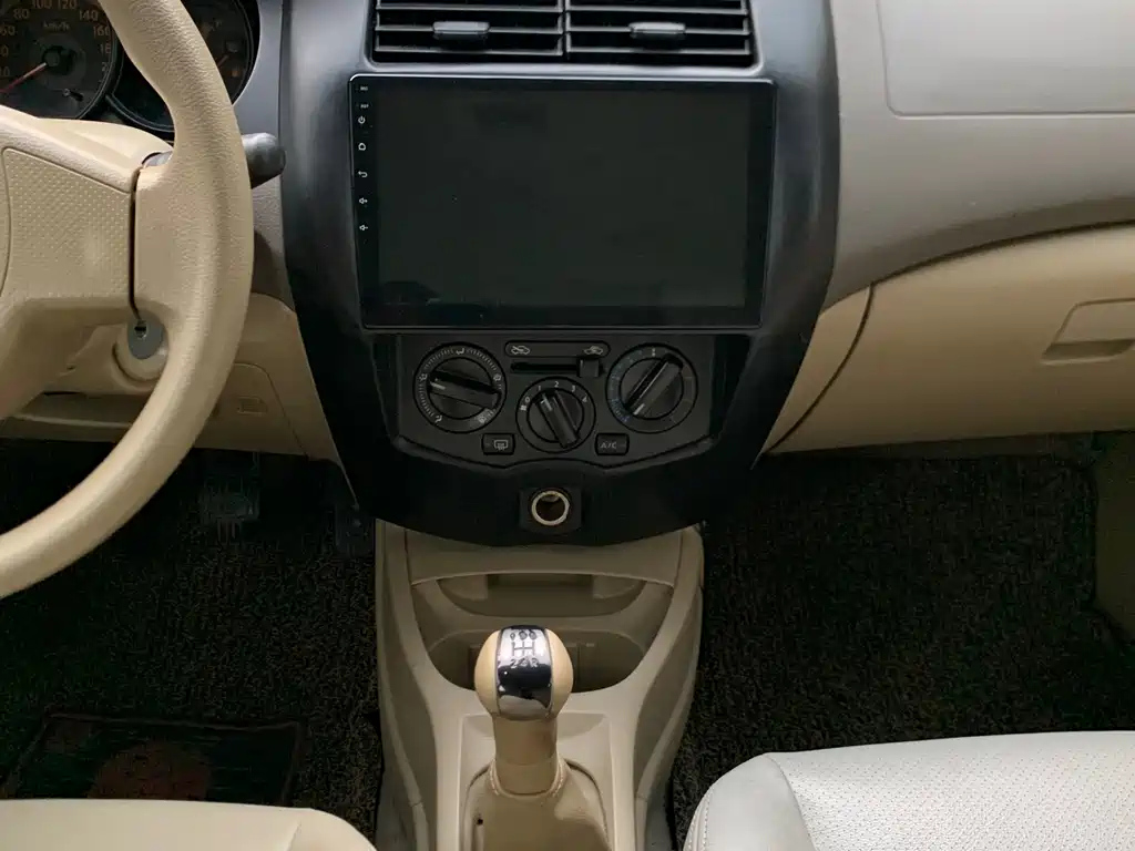 NISSAN LIVINA 2010