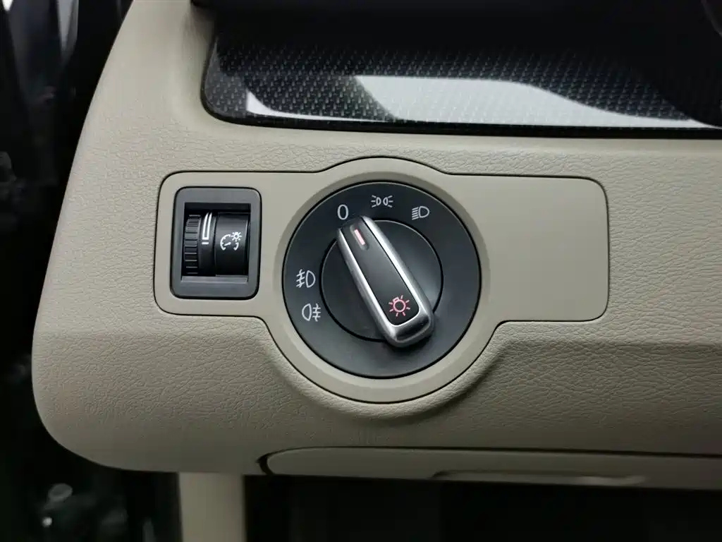 VOLKSWAGEN MAGOTAN 2015