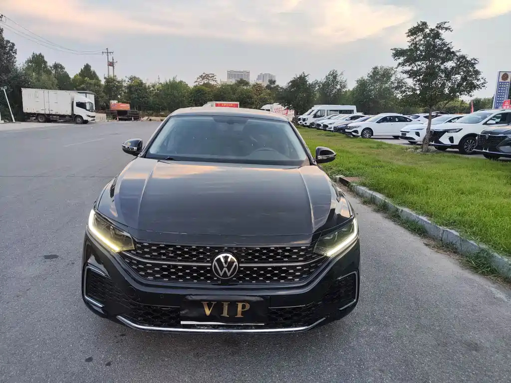 VOLKSWAGEN PASSAT 2024