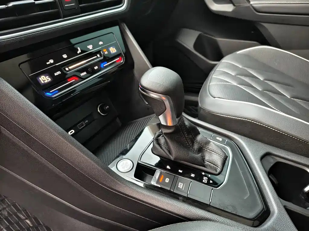 VOLKSWAGEN TIGUAN L 2024