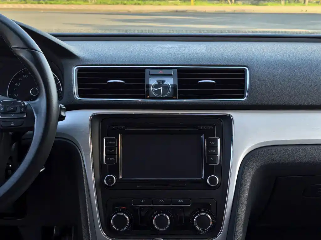 VOLKSWAGEN PASSAT 2014