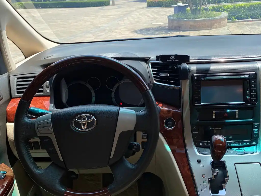 TOYOTA ALPHARD 2010