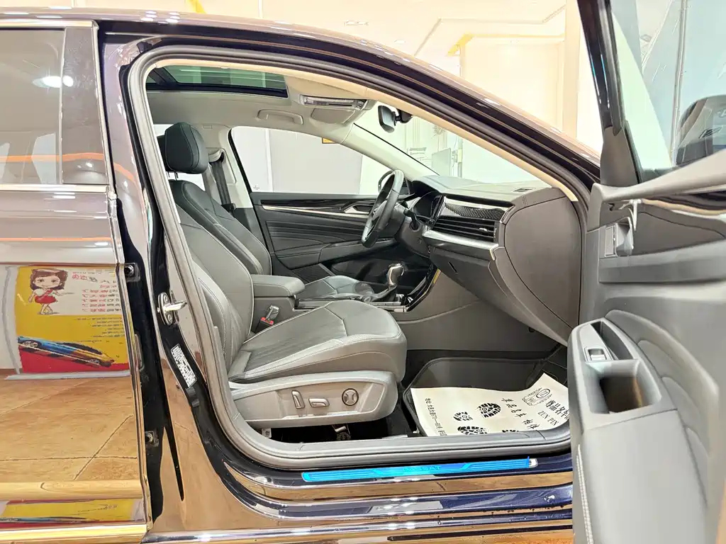 VOLKSWAGEN PASSAT 2024