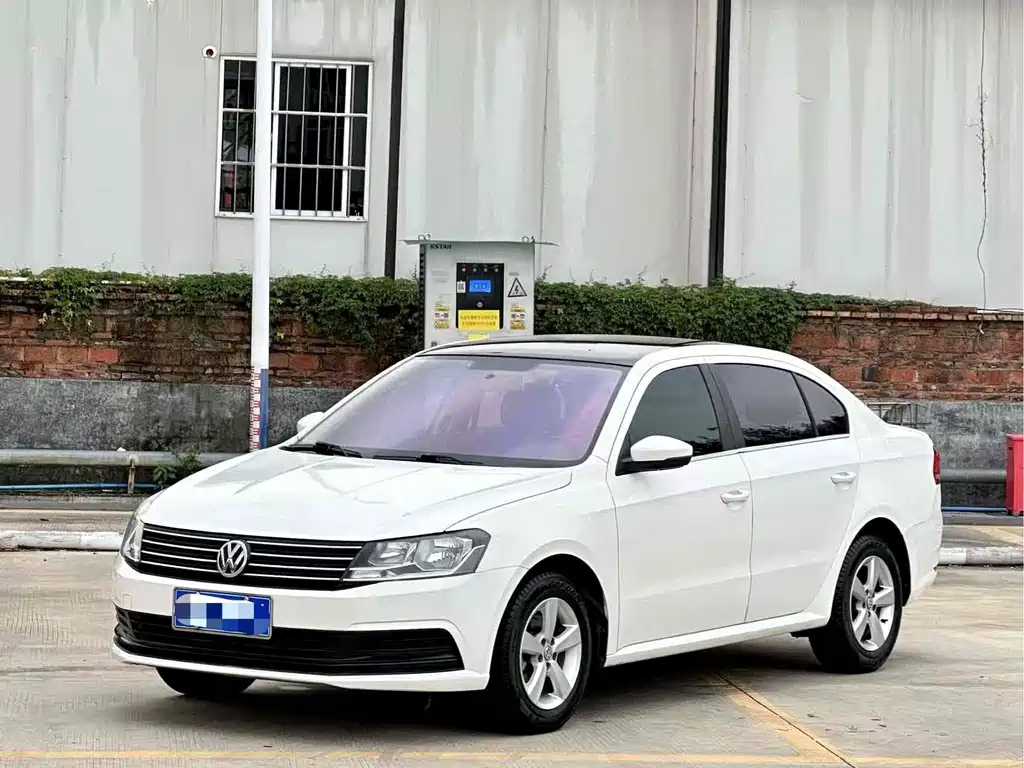 VOLKSWAGEN LAVIDA 2015