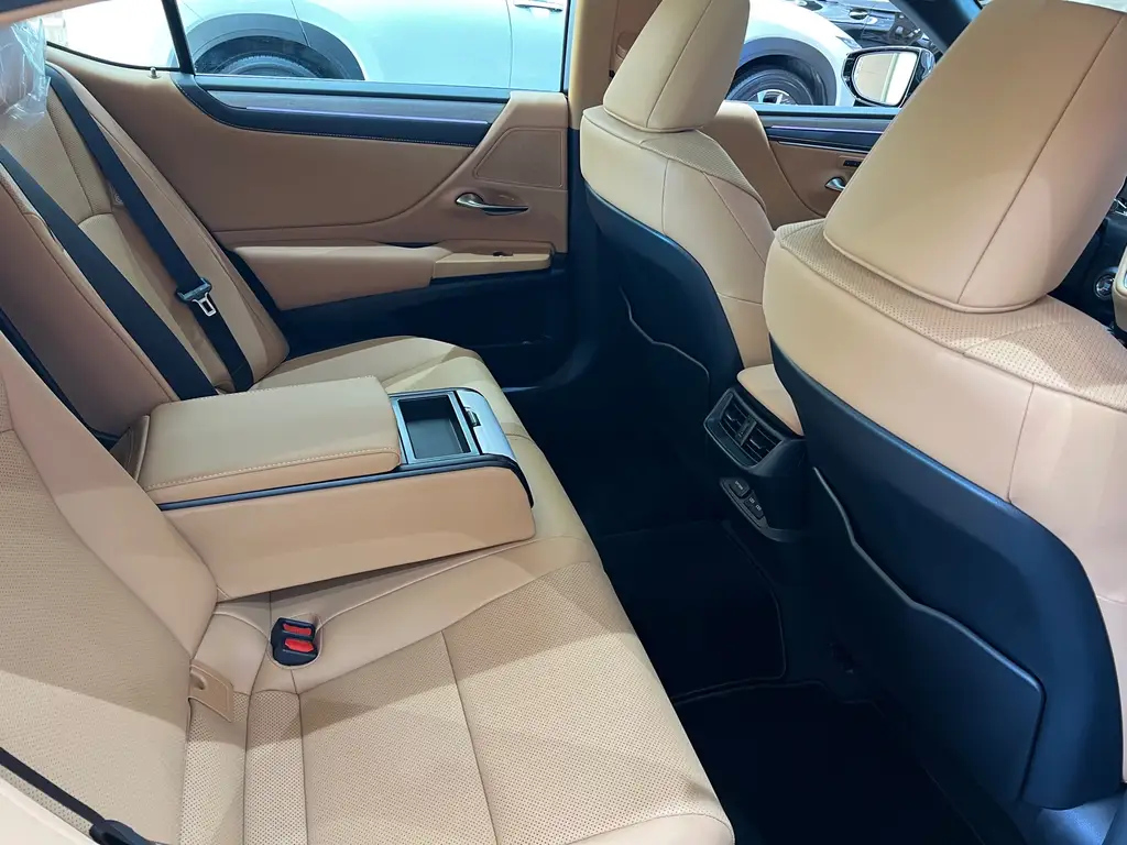 LEXUS ES 2025