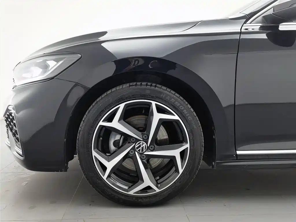 VOLKSWAGEN PASSAT 2023