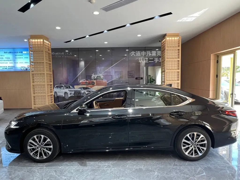 LEXUS ES 2025