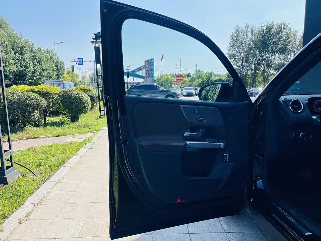 MERCEDES BENZ GLB 2024