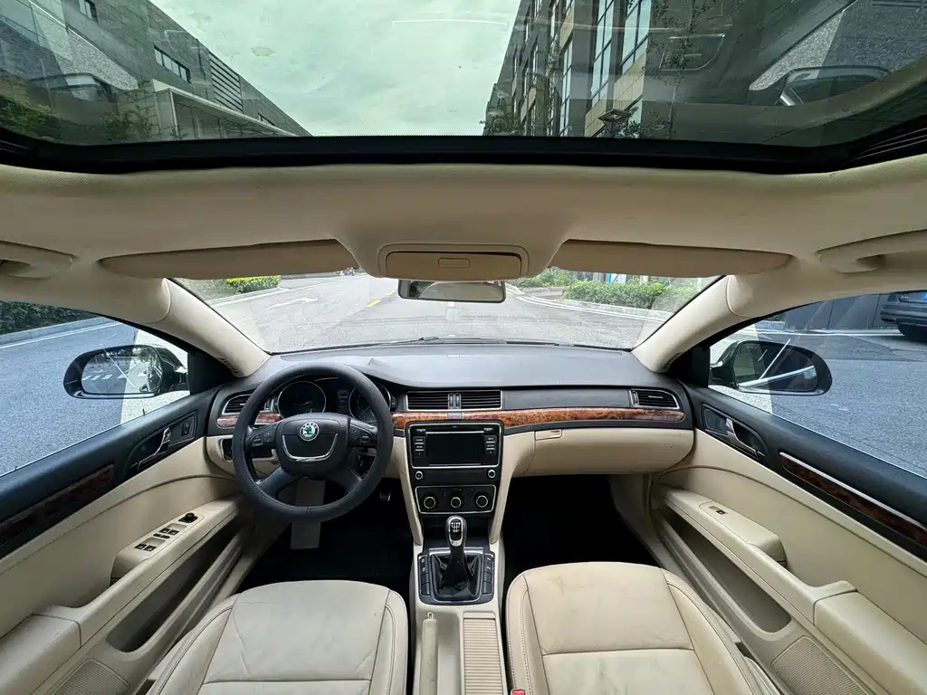 SKODA SUPERB 2012