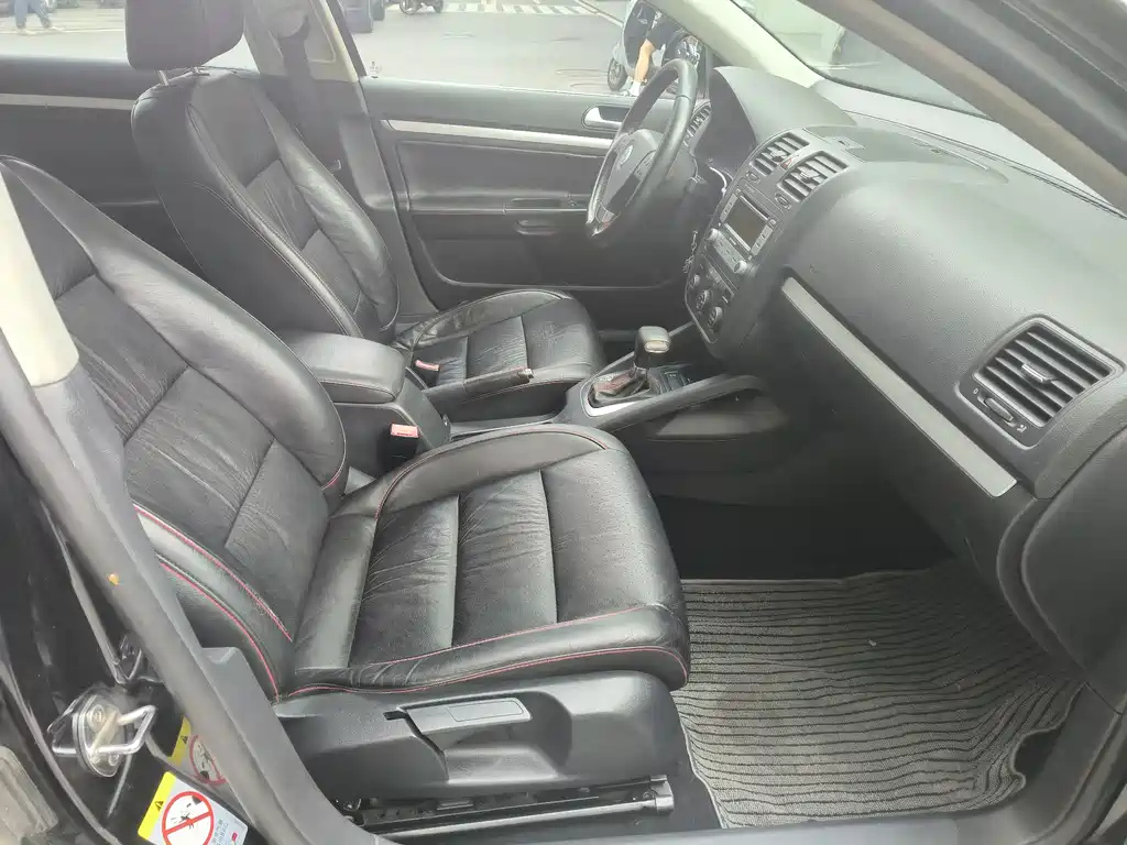 VOLKSWAGEN SAGITAR 2010