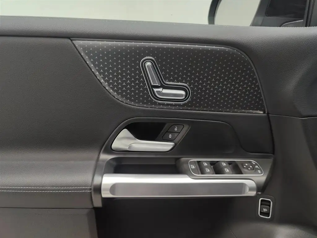 MERCEDES BENZ GLB 2023