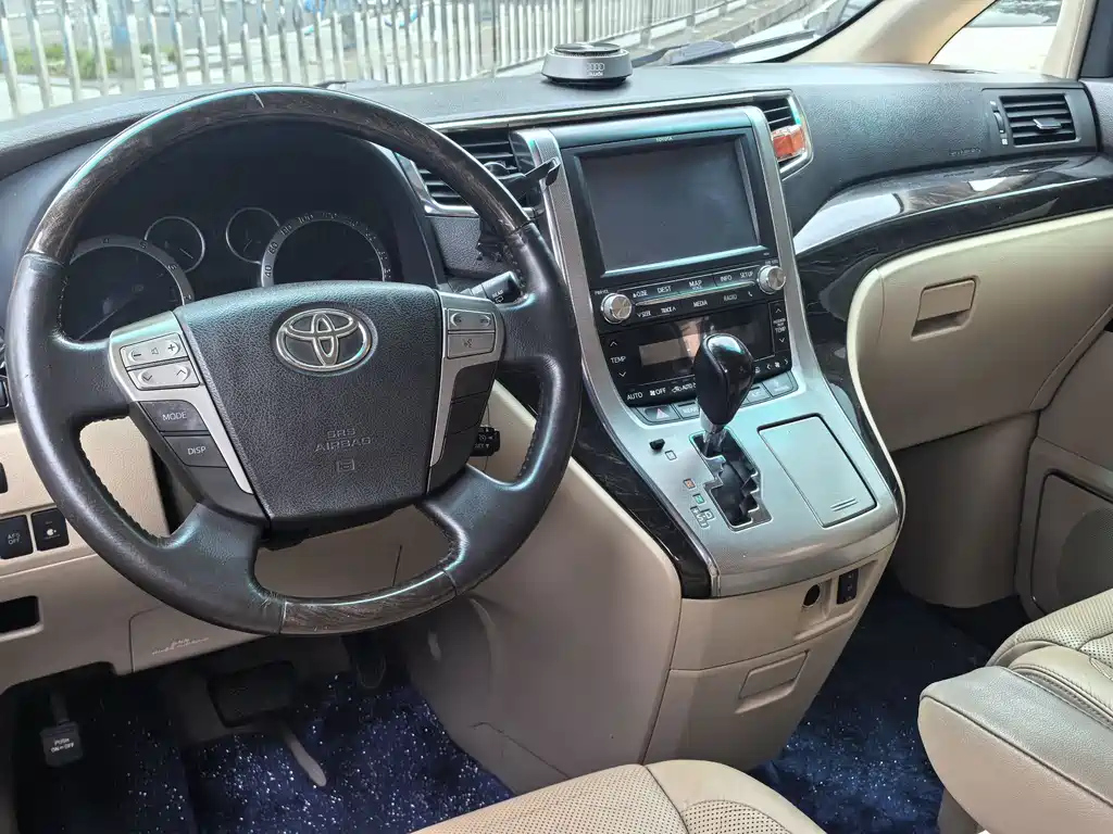 TOYOTA ALPHARD 2012