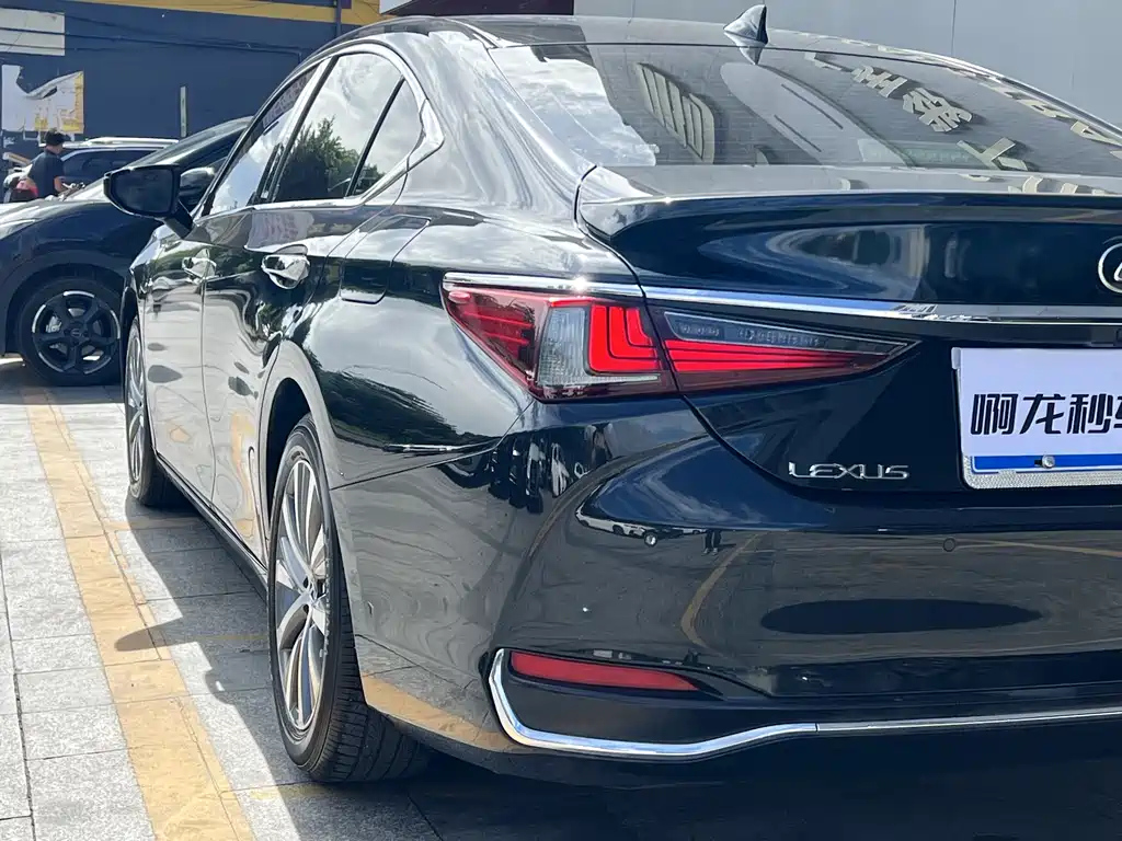 LEXUS ES 2020