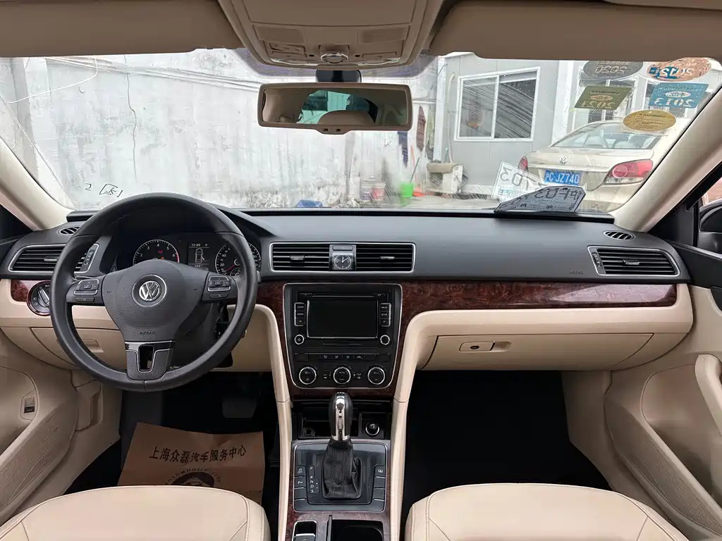 VOLKSWAGEN PASSAT 2011