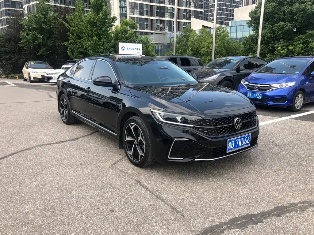 VOLKSWAGEN PASSAT 2024